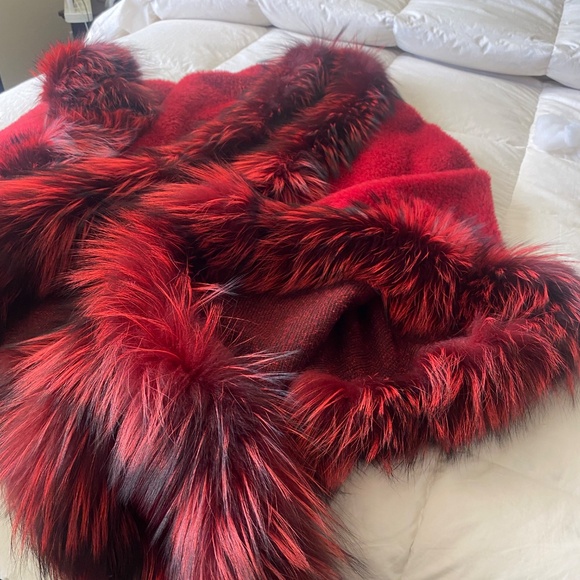 Fur trimmed cape - Picture 3 of 5